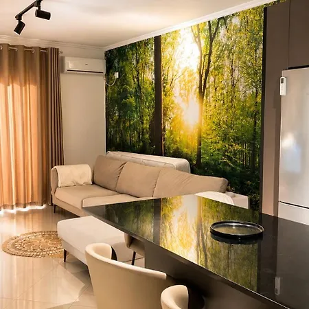 Helena's - Spacious 2 Bedroom Apartment, 3 Minutes From The דירה סרנדה