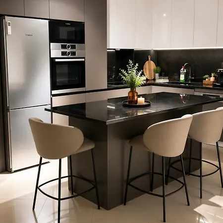 Helena's - Spacious 2 Bedroom Apartment, 3 Minutes From The דירה *