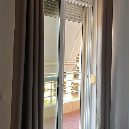 Helena's - Spacious 2 Bedroom Apartment, 3 Minutes From The * סרנדה