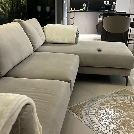 Helena's - Spacious 2 Bedroom Apartment, 3 Minutes From The * סרנדה