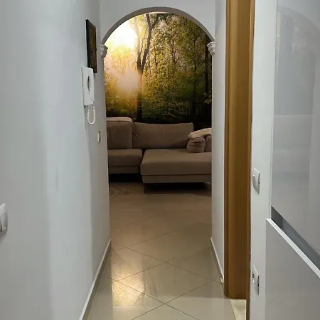 Helena's - Spacious 2 Bedroom Apartment, 3 Minutes From The
