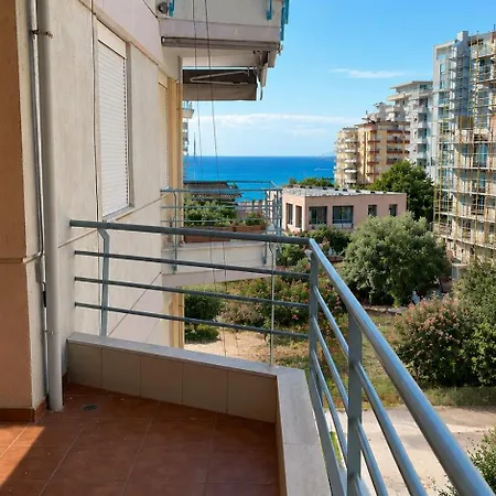 Helena's - Spacious 2 Bedroom Apartment, 3 Minutes From The *