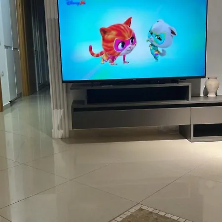 Helena's - Spacious 2 Bedroom Apartment, 3 Minutes From The דירה