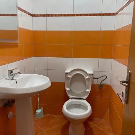 Helena's - Spacious 2 Bedroom Apartment, 3 Minutes From The סרנדה